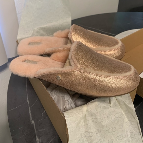 Women Ugg slippers Lane Metallic Rose Gold Size 7 & 8 US New With Box - Picture 2 of 11